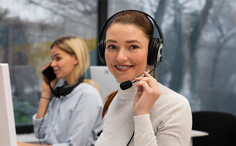 Usmievajúca sa žena pracujúca v centre zákazníckej podpory